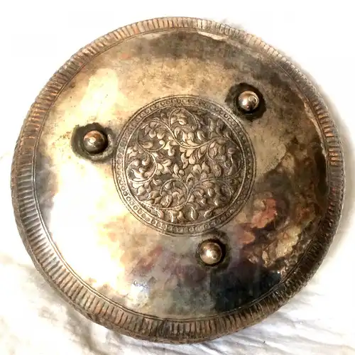 Runde Schale auf drei kleinen Kugelfüßen aus versilbertem Kupfer, wohl 19. Jahrh