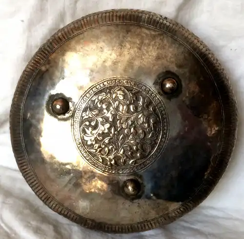 Runde Schale auf drei kleinen Kugelfüßen aus versilbertem Kupfer, wohl 19. Jahrh