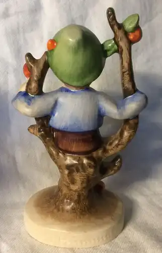 Bub in Apfelbaum sitzend – HUMMEL-Figur, sehr gut erhalten, 1. Wahl