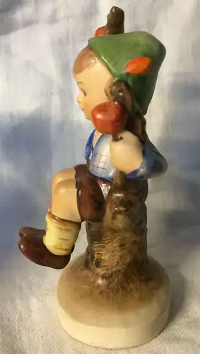 Bub in Apfelbaum sitzend – HUMMEL-Figur, sehr gut erhalten, 1. Wahl