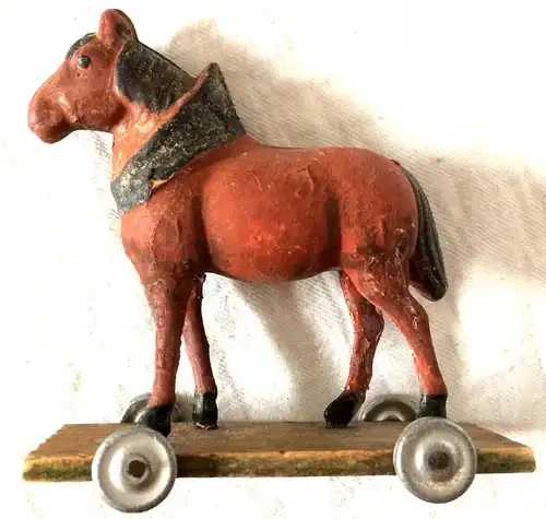 Spielzeug-Pferd aus Pappmaché auf Rädern, Ende 19. Jahrhundert