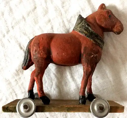 Spielzeug-Pferd aus Pappmaché auf Rädern, Ende 19. Jahrhundert