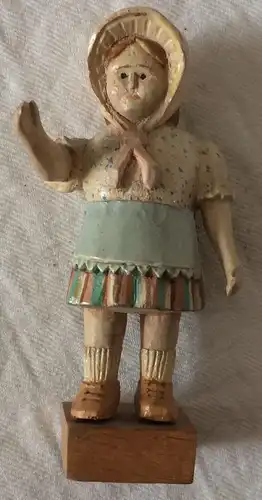 Kleine Mädchenfigur aus Holz geschnitzt, bemalt, ca. Ende 19. Jahrhundert