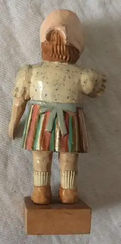 Kleine Mädchenfigur aus Holz geschnitzt, bemalt, ca. Ende 19. Jahrhundert