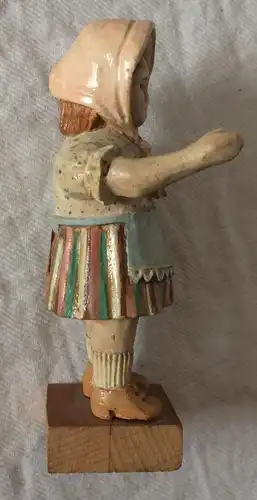 Kleine Mädchenfigur aus Holz geschnitzt, bemalt, ca. Ende 19. Jahrhundert