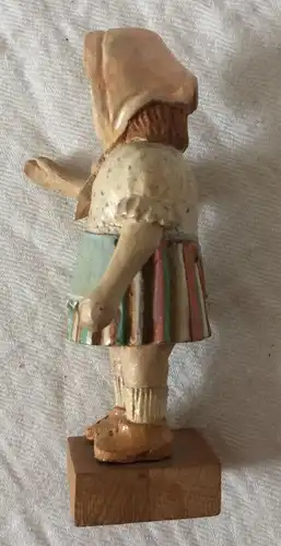 Kleine Mädchenfigur aus Holz geschnitzt, bemalt, ca. Ende 19. Jahrhundert