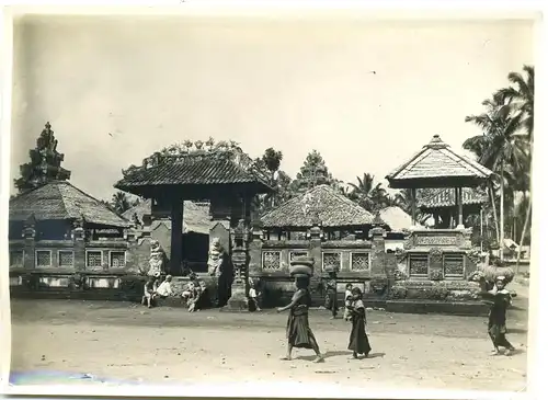 Original-Fotografie,Tempel auf Java mit Personen,1904 Indonesien