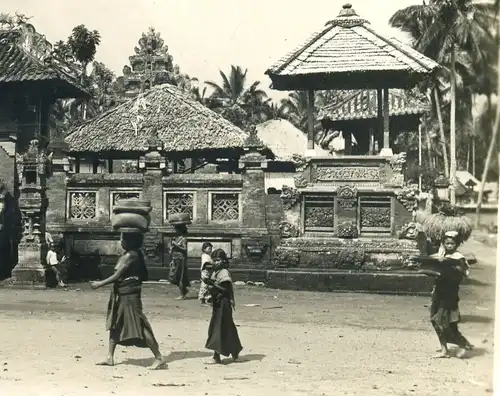 Original-Fotografie,Tempel auf Java mit Personen,1904 Indonesien