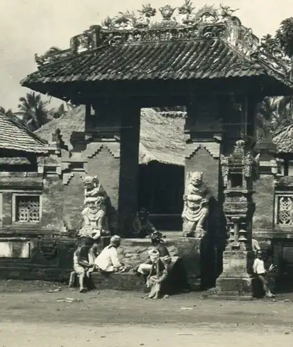 Original-Fotografie,Tempel auf Java mit Personen,1904 Indonesien