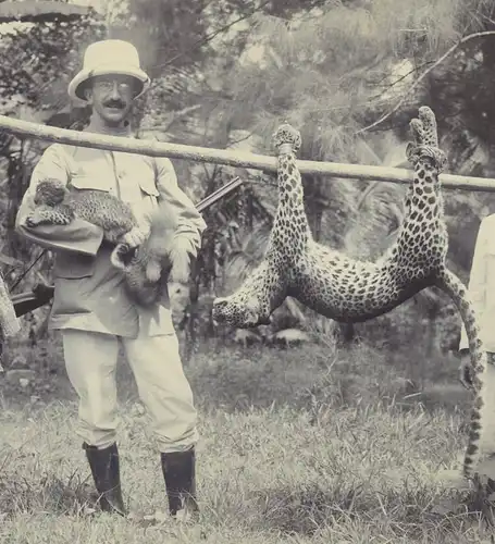 zwei Originalfotografien,Bay. Forstinspektor auf Java mit erlegtem Panther,1907