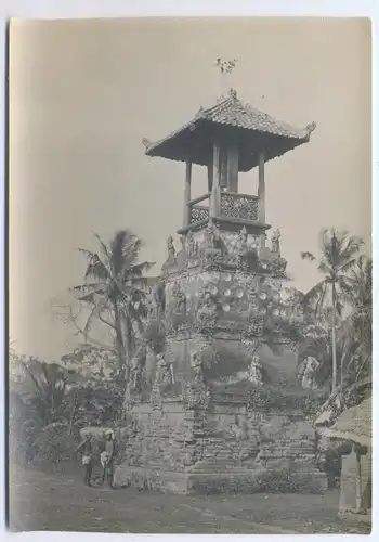 Originalfotografie,Tempel Kockod Pameljodan, in Form eines Turms mit 9 Statuen