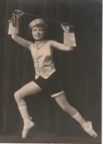 Fotografie, s/w, Hemes Studio; Newark, junge Ballett-mädchen, stehend, ca.1920