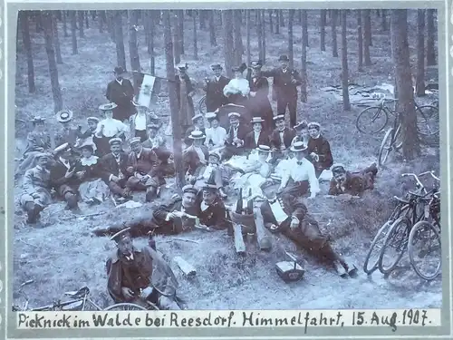 Altes Gruppenphoto 1907, Picknick im Wald bei Reesdorf, gerahmt, hinter Glas