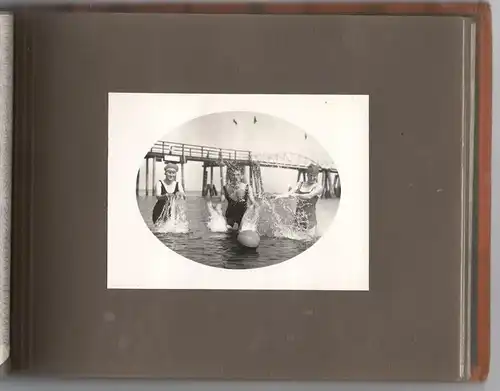 Altes Photoalbum mit 63 Aufnahmen von einem Urlaub am Meer 1920er Jahre