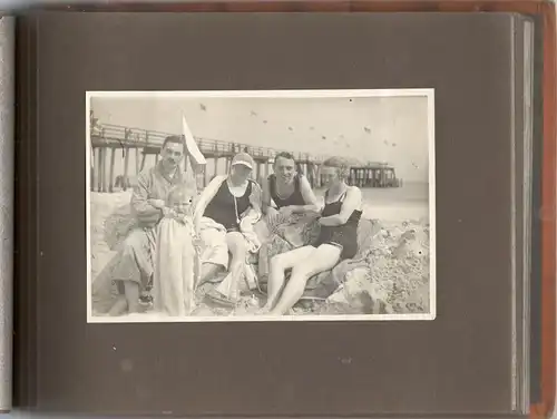 Altes Photoalbum mit 63 Aufnahmen von einem Urlaub am Meer 1920er Jahre