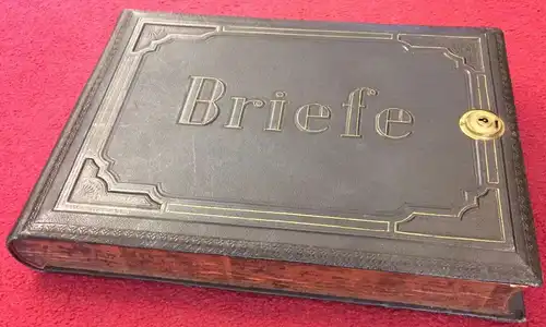 Abschließbare Briefkassette aus Holz mit Schlüssel, ca. 1900