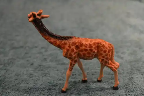 Spielzeugfigur, Tierfigur aus Masse, etwa 1930,Giraffe, handbemalt