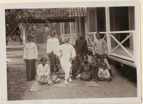 Originalphotographie Forstinspektor Julius Hofmann mit Einheimischen auf Bali