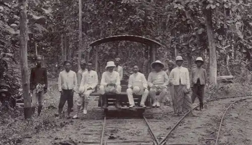 Originalphotographie Gruppenphoto im Urwald auf Bali, ca. 1907