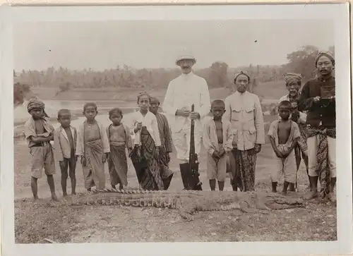 Originalphotographie Bayerischer Forstinspektor m. erlegtem Krokodil, Bali, 1907