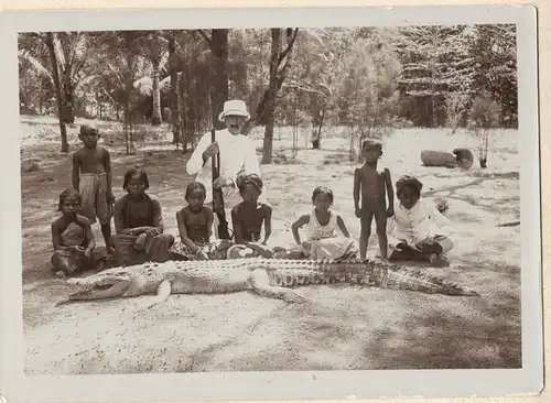 Originalphotographie Bayerischer Forstinspektor m. erlegtem Krokodil, Bali, 1907