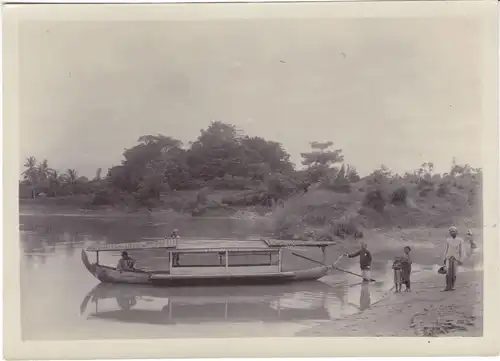 Originalphotographie Kleines Boot in Gewässer auf Bali, ca. 1905