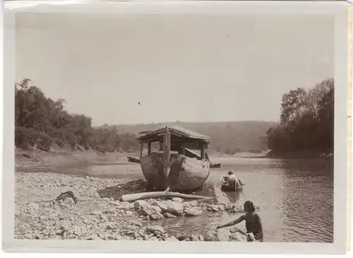 Originalphotographie Kleines Boot am Flußufer auf Bali, ca. 1905