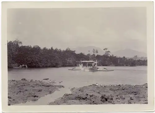 Originalphotographie Kleines Wasserfahrzeug auf einem Fluß auf Bali, ca. 1905