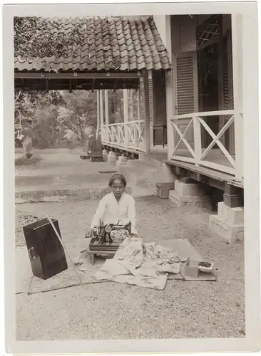 Originalphotographie Junge Frau auf Bali beim Nähen mit einer PFAFF-Nähmaschine