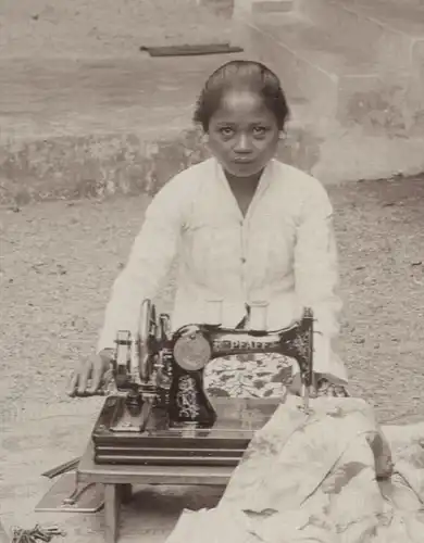 Originalphotographie Junge Frau auf Bali beim Nähen mit einer PFAFF-Nähmaschine