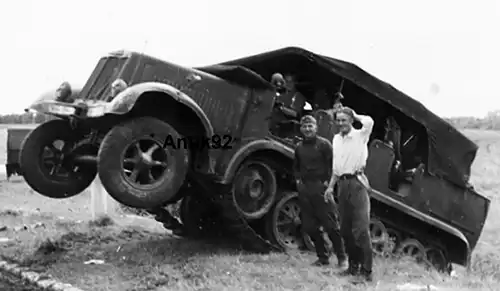 Militaria,Foto,II Weltkrieg,deutscher Zugkraftwagen bei Cluny,1940