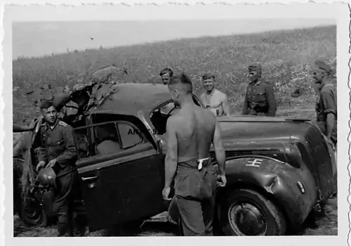 Militaria,Foto,II Weltkrieg,Rußland,zerstörtes Auto,Granate ? 1942 Olenino