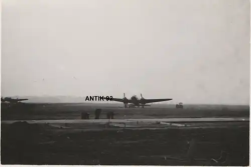 Militaria,Foto,II Weltkrieg,Flugzeug auf dem Rollfeld