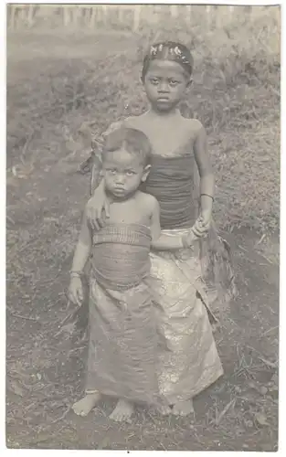 Original-Photographie Zwei Kinder auf Bali, ca. 1910