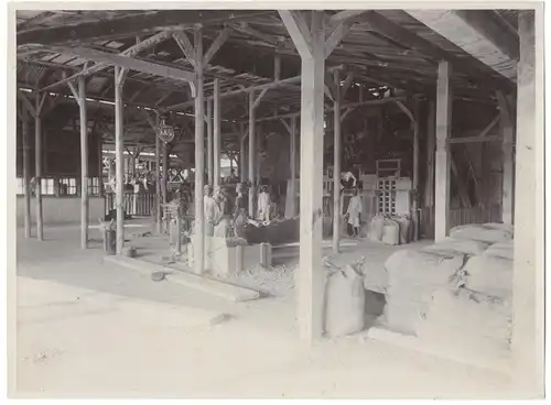 Original-Photographie einer Lagerhalle, wohl für Kaffee, Niederländisch-Indien