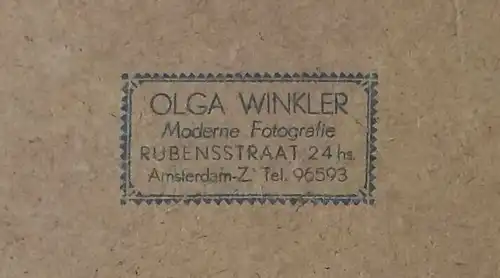 Original-Photographie Portrait Inez van Bree, hinter Glas, gerahmt