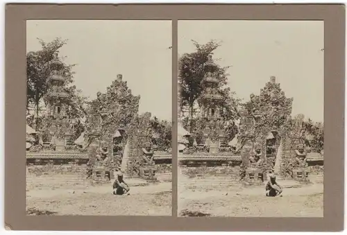Original-3D/Stereophotographie Sitzender Mann vor Tempel auf Bali, 1913