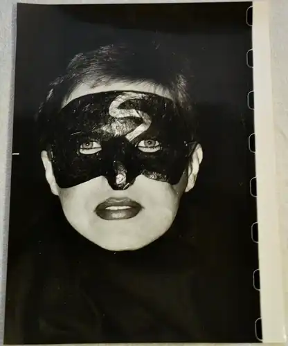 Fotografie,Portrait,Frau m.Maske,Ingeborg Borm-Klinkicht,1986,f.Buchheim-Verlag
