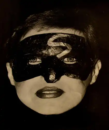 Fotografie,Portrait,Frau m.Maske,Ingeborg Borm-Klinkicht,1986,f.Buchheim-Verlag