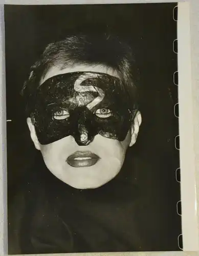 Fotografie,Portrait,Frau m.Maske,Ingeborg Borm-Klinkicht,1986,f.Buchheim-Verlag