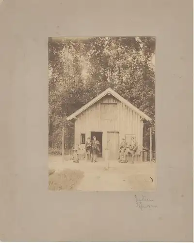 Original-Photographie Julius Hofmann mit drei Kollegen vor Hütte im Wald