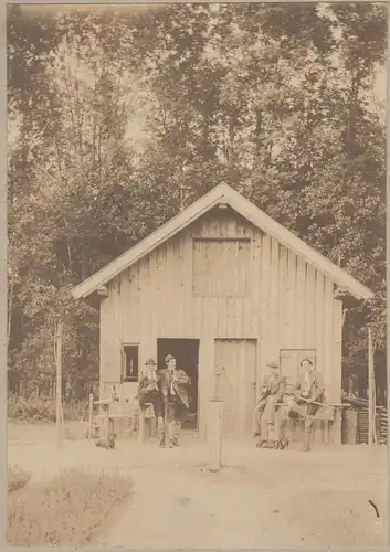 Original-Photographie Julius Hofmann mit drei Kollegen vor Hütte im Wald