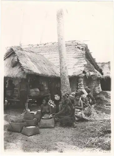 Original-Photographie Drei einheimische Frauen auf Bali mit Reisvorräten