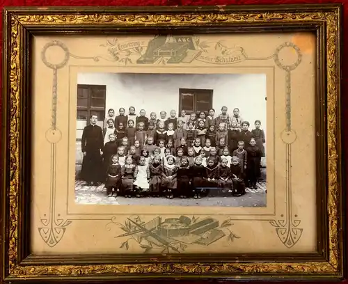 Uraltes Klassenphoto Ende 19. Jahrhundert, Monheim, im zeittypischen Rahmen