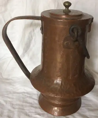 Alte Kanne aus Kupfer mit abnehmbarem Deckel und beweglichem Henkel