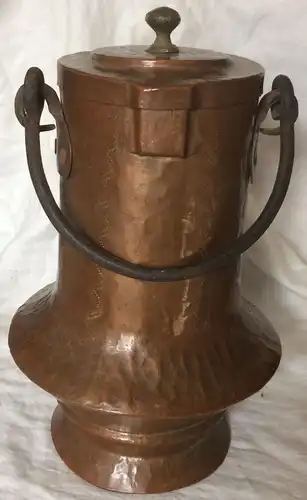 Alte Kanne aus Kupfer mit abnehmbarem Deckel und beweglichem Henkel