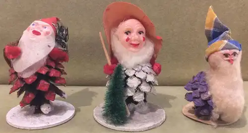 Drei kleine Figuren Zwerge aus Kiefernzapfen, Winterdekoration