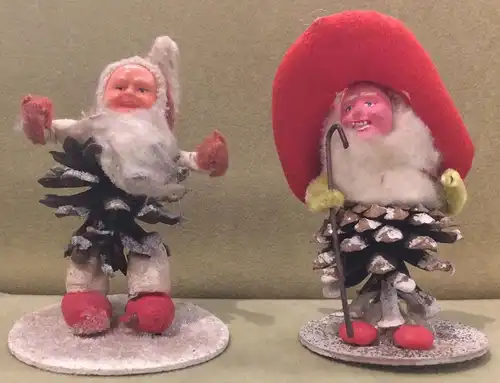 Zwei kleine Figuren Zwerge aus Kiefernzapfen, Winterdekoration
