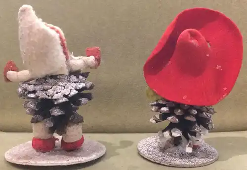 Zwei kleine Figuren Zwerge aus Kiefernzapfen, Winterdekoration