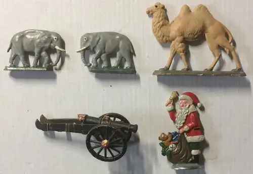 Fünf Teile Metallspielzeug, wohl 19. Jahrhundert, 2 Elefanten, Kamel, Kanone